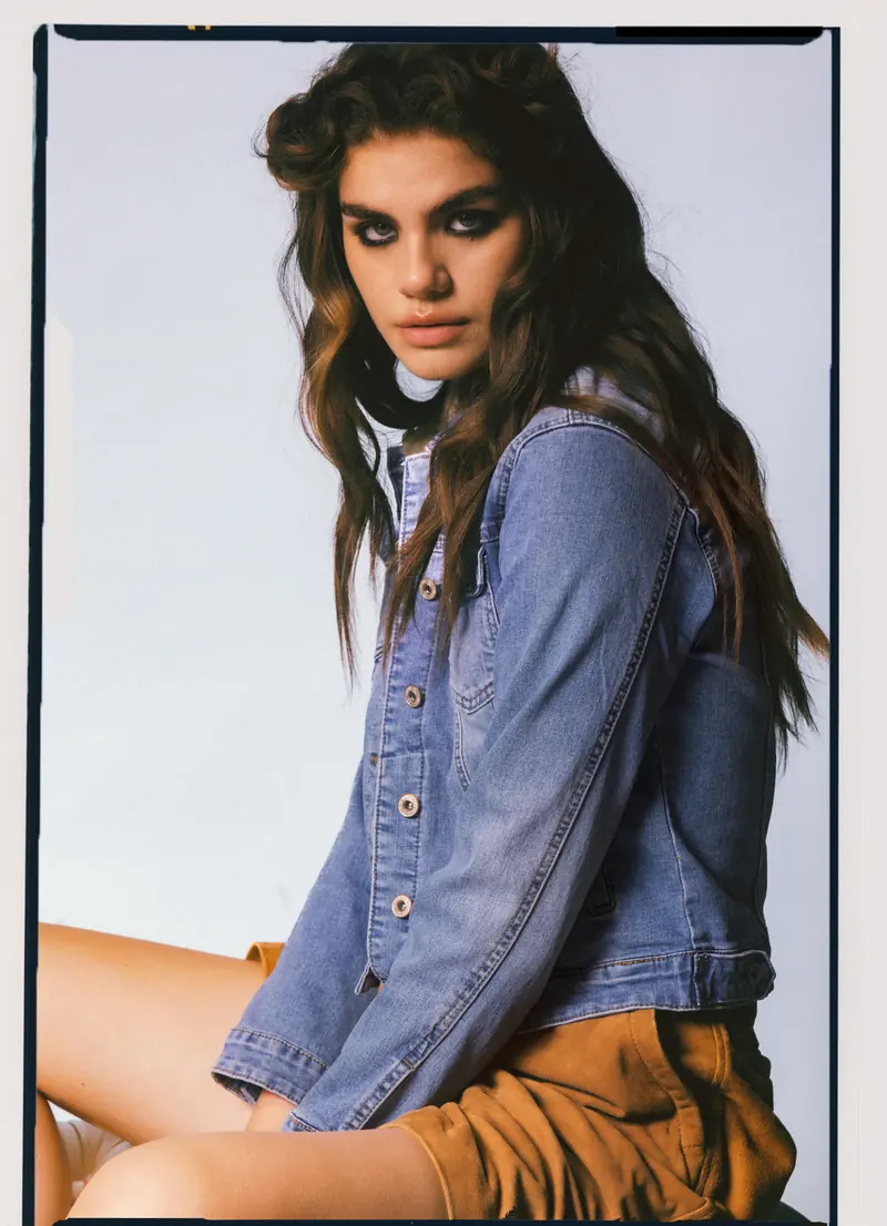 Look L15, Fall Winter 26/27: giacca di jeans e pantaloncini scamosciati