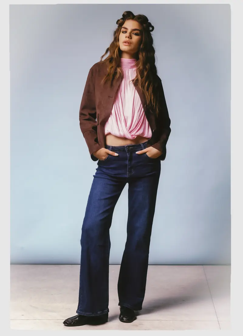 Look L20, Fall Winter 26/27: giacca marrone, top rosa e jeans larghi
