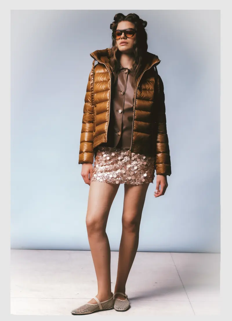 Look L21, Fall Winter 26/27: piumino corto lucido color cammello e minigonna di paillettes