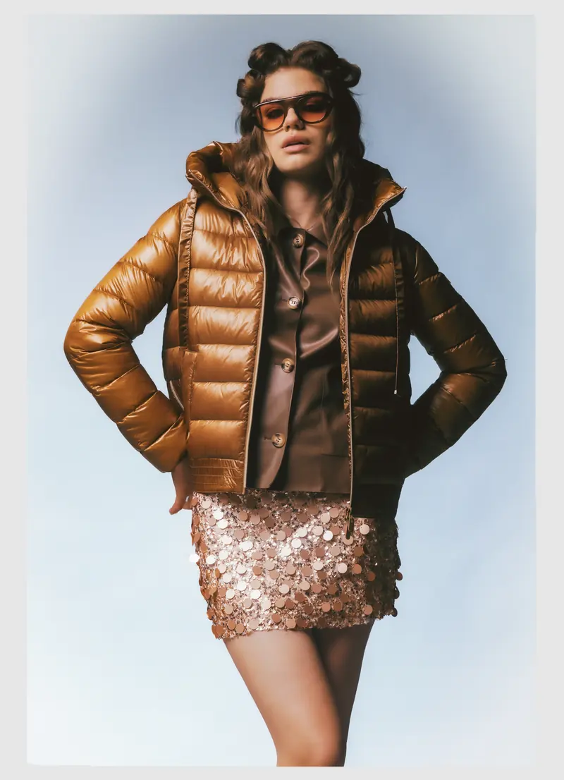 Look L22, Fall Winter 26/27: piumino lucido color cammello, mani in tasca
