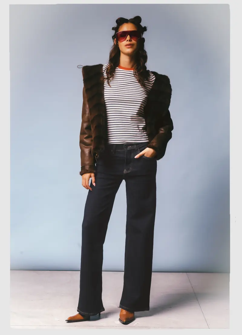 Look L23, Fall Winter 26/27: giubbotto marrone con collo di pelliccia e maglia a righe