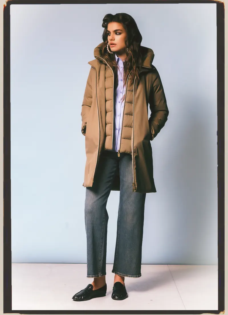 Look L29, Fall Winter 26/27: piumino lungo color cammello con cappuccio