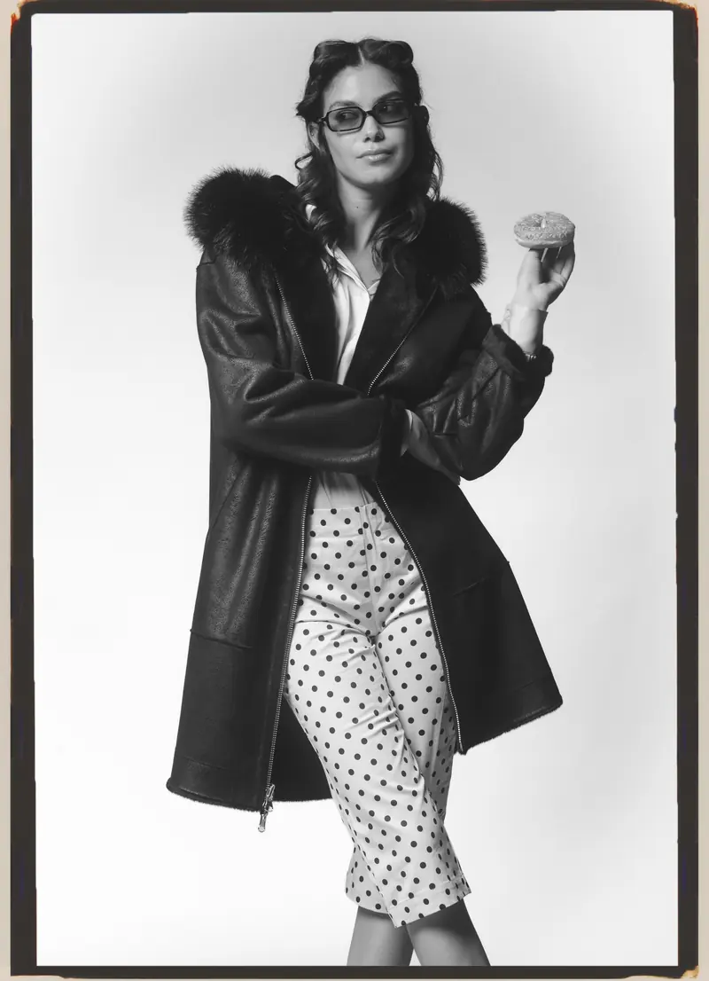 Look L30, Fall Winter 26/27: in bianco e nero, cappotto scuro con collo di pelliccia e pantaloni a pois