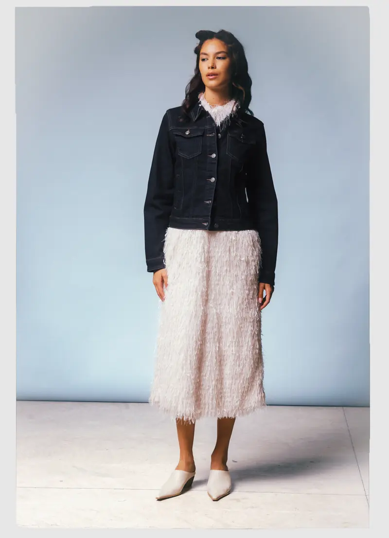 Look L33, Fall Winter 26/27: giacca di jeans scura e gonna di piume avorio