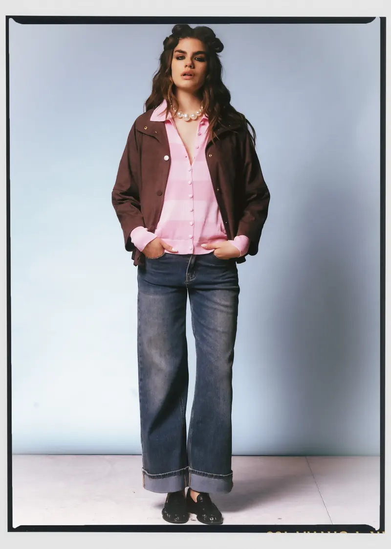 Look L34, Fall Winter 26/27: giacca marrone, camicia a quadri rosa, jeans con risvolto