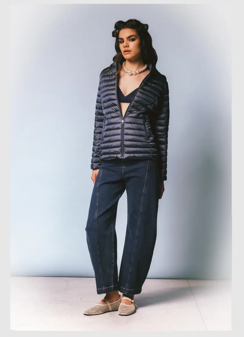 Look L35, Fall Winter 26/27: piumino leggero blu notte e jeans