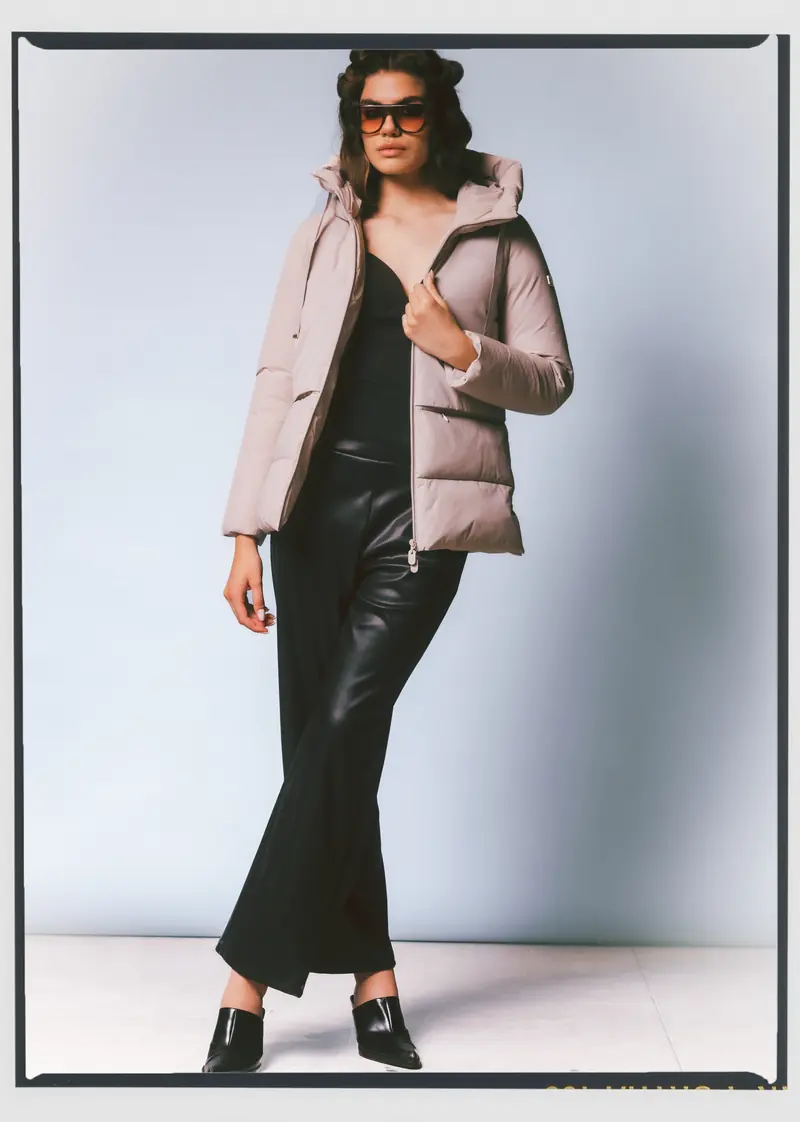 Look L36, Fall Winter 26/27: piumino corto avorio e pantaloni neri lucidi