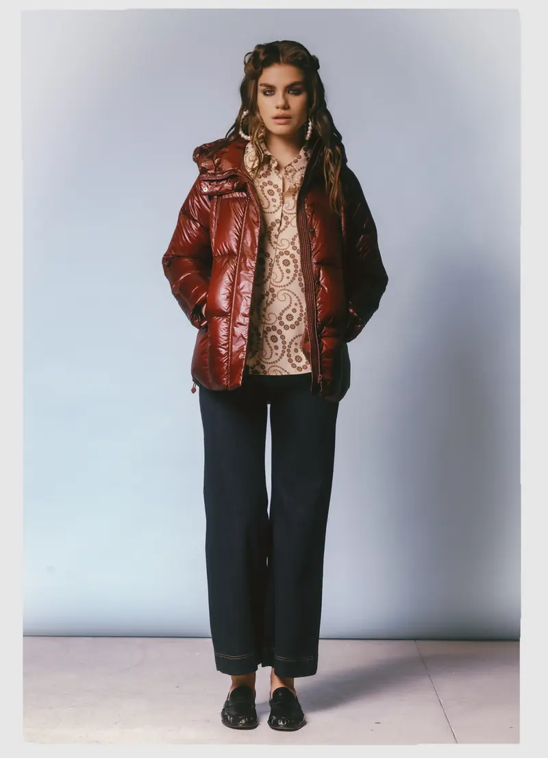 Look L37, Fall Winter 26/27: piumino lucido rosso mattone e camicia a fantasia