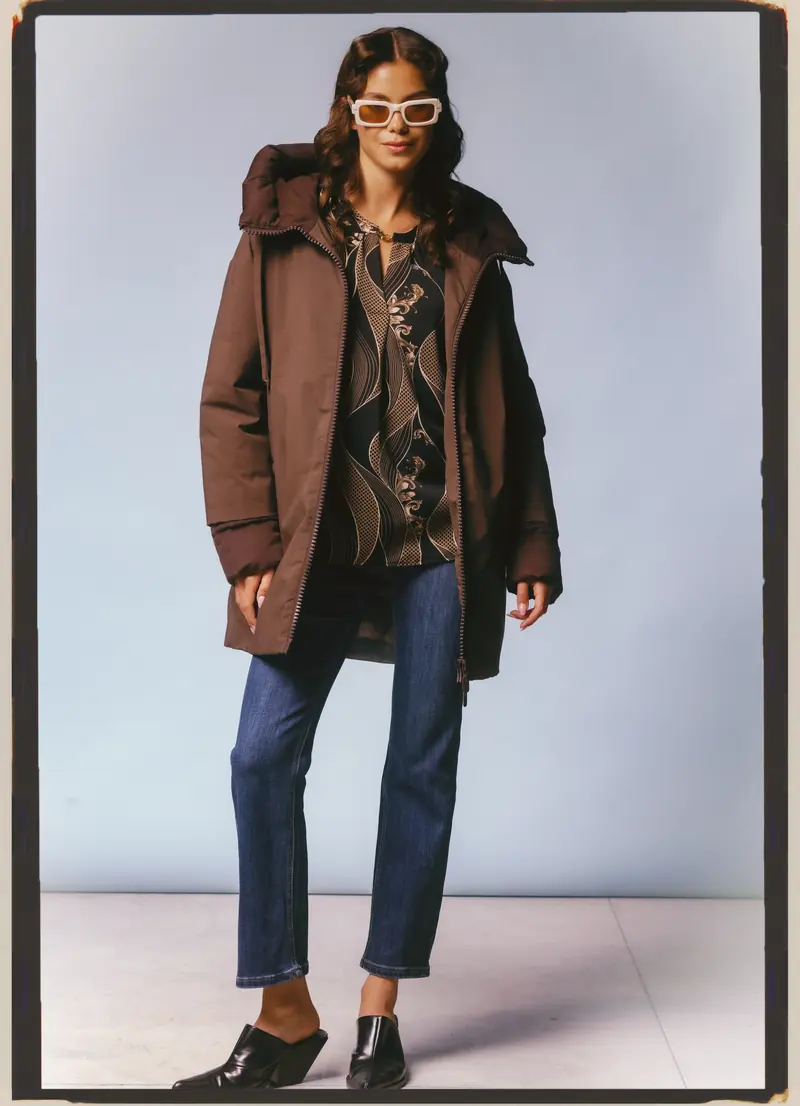 Look L39, Fall Winter 26/27: parka marrone e camicia stampata