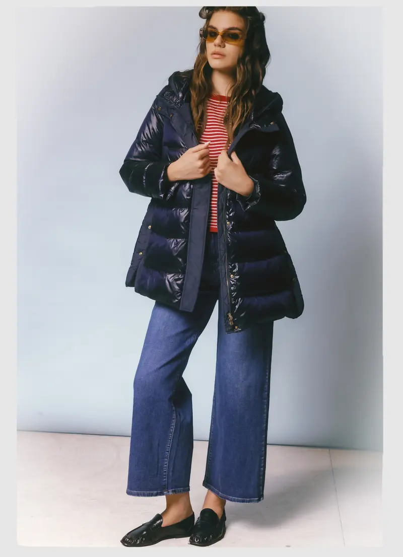 Look L40, Fall Winter 26/27: piumino lucido blu notte e maglia a righe