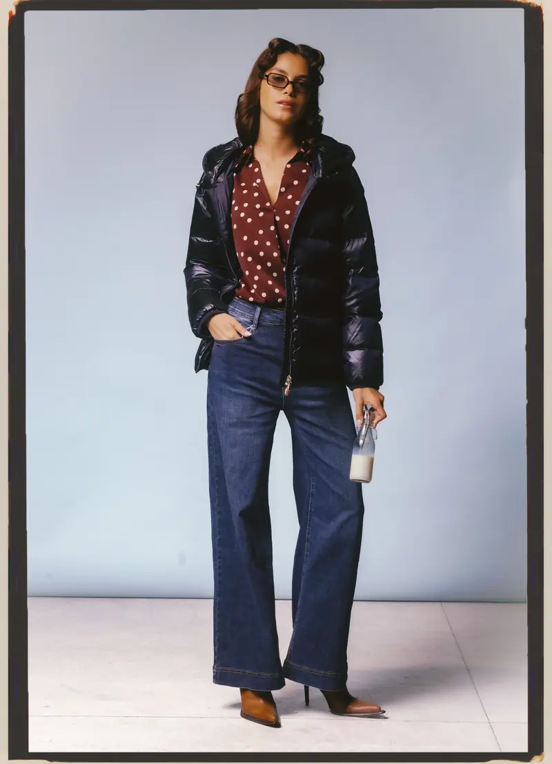 Look L41, Fall Winter 26/27: piumino corto blu notte e camicia bordeaux a pois