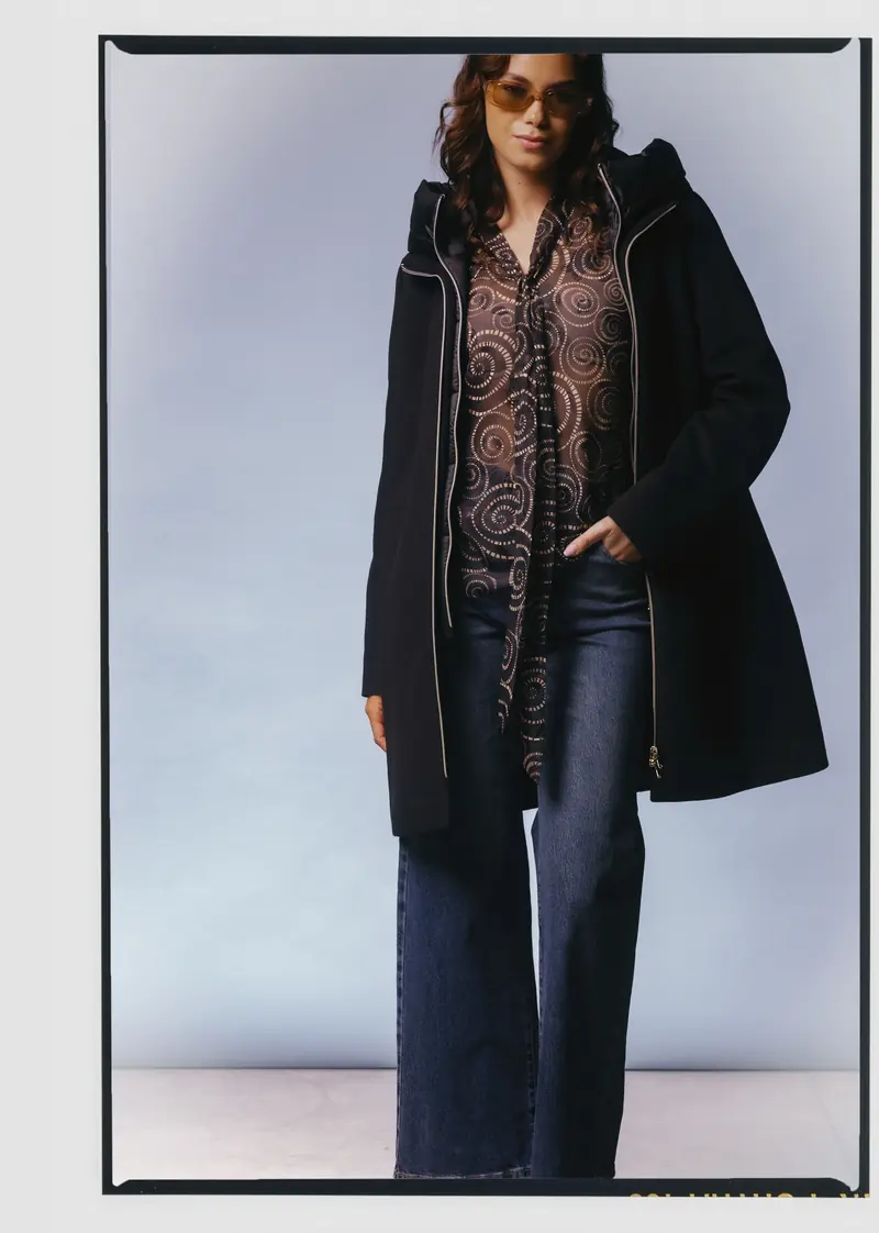 Look L42, Fall Winter 26/27: cappotto scuro e camicia stampata