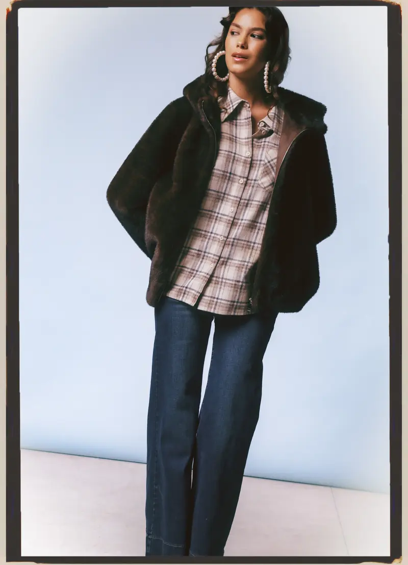 Look L43, Fall Winter 26/27: giubbotto di pelliccia scuro e camicia a quadri