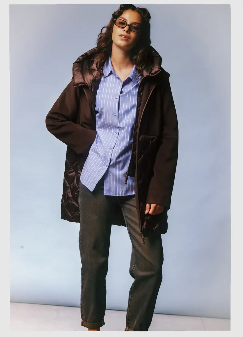 Look L44, Fall Winter 26/27: giaccone marrone scuro e camicia a righe azzurra