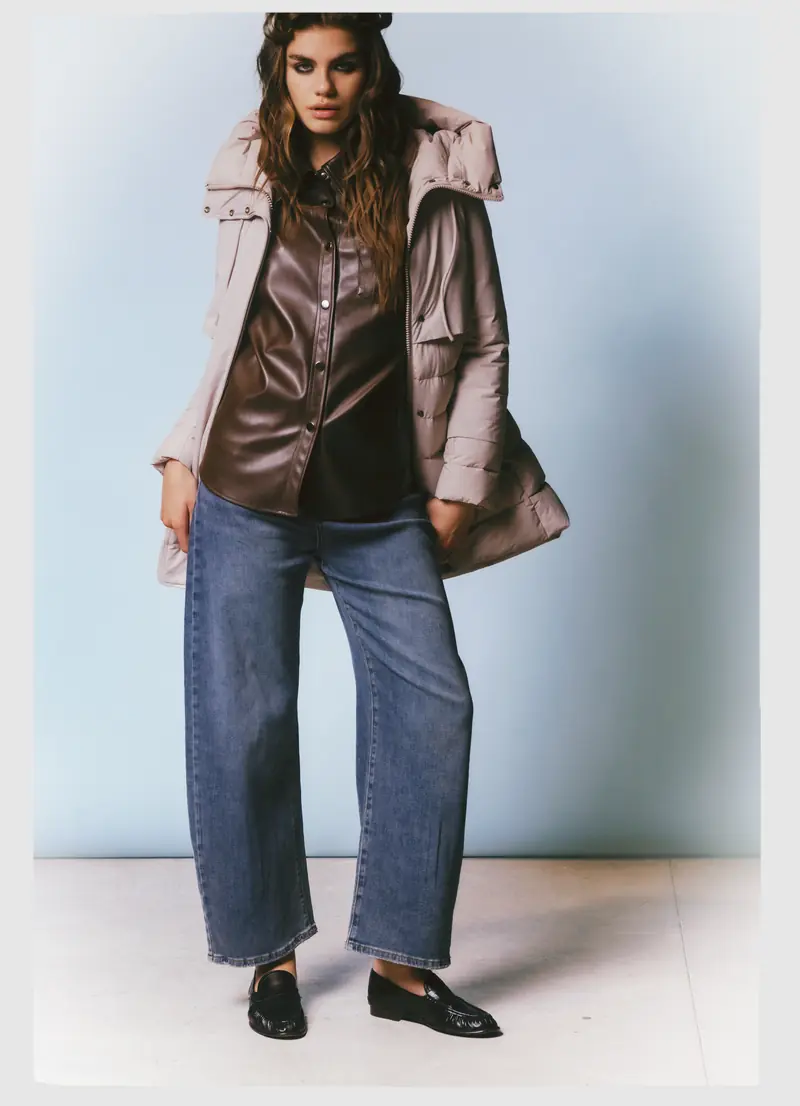 Look L45, Fall Winter 26/27: piumino avorio con cappuccio e jeans