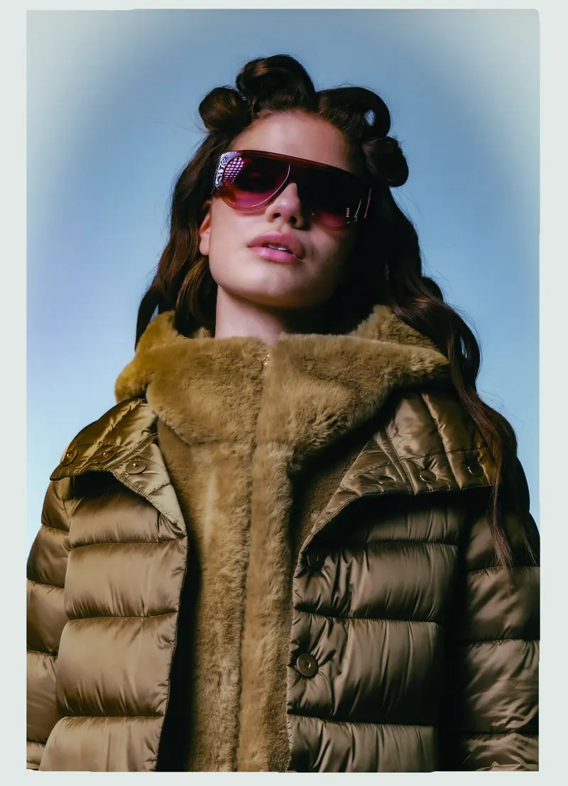 Look L46, Fall Winter 26/27: primo piano, piumino lucido verde oliva con collo di pelliccia