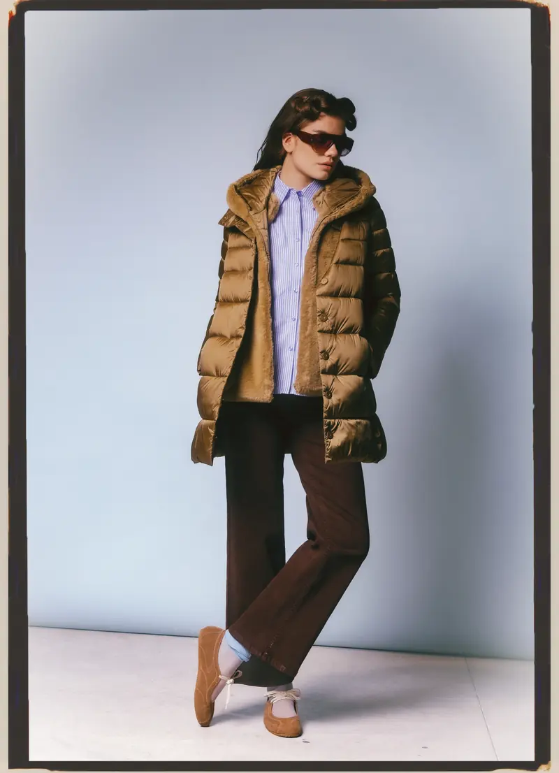 Look L47, Fall Winter 26/27: piumino lucido color cammello e camicia azzurra
