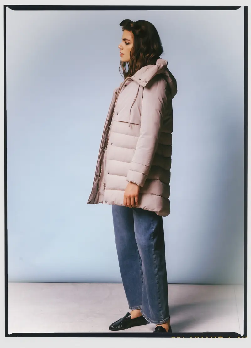 Look L50, Fall Winter 26/27: piumino lungo rosa cipria e jeans