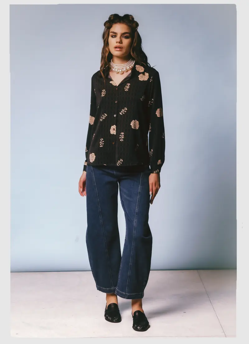 Look L51, Fall Winter 26/27: camicia scura a fiori e jeans