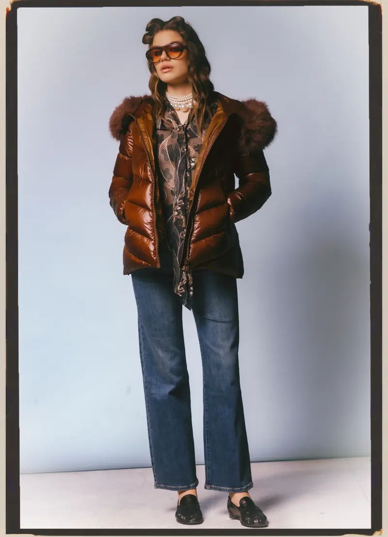 Look L53, Fall Winter 26/27: piumino lucido color cuoio con collo di pelliccia