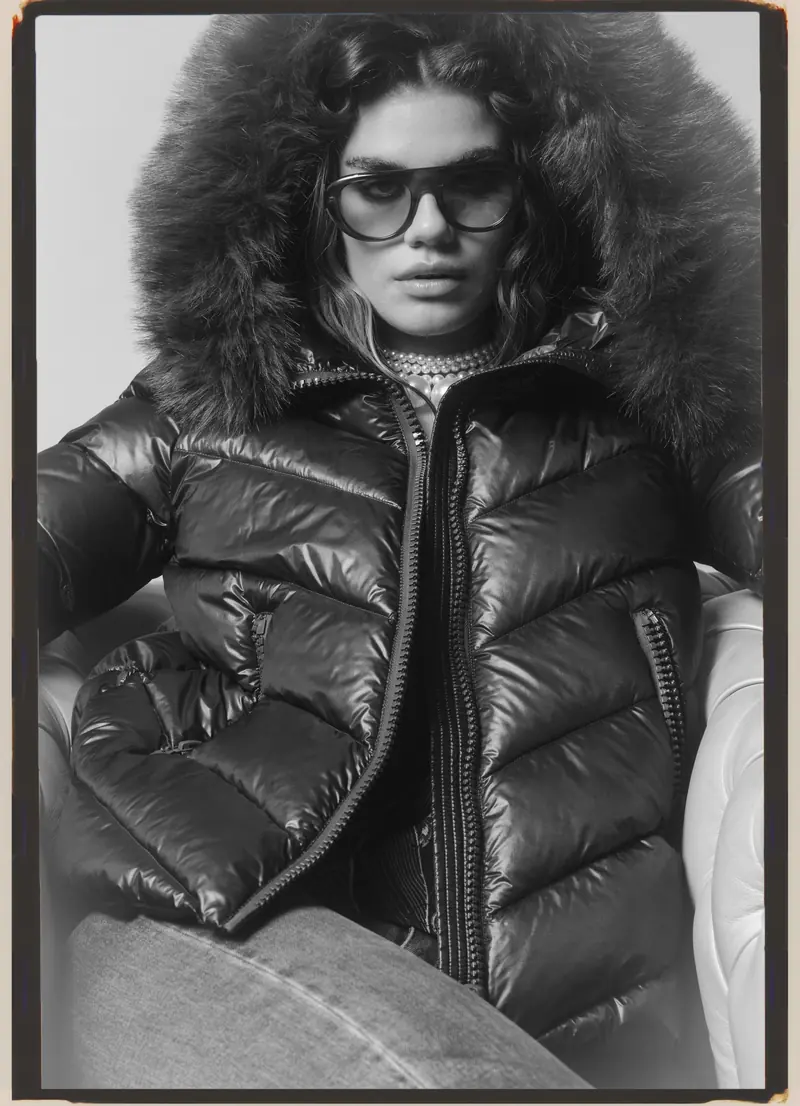 Look L54, Fall Winter 26/27: in bianco e nero, piumino lucido nero con cappuccio di pelliccia