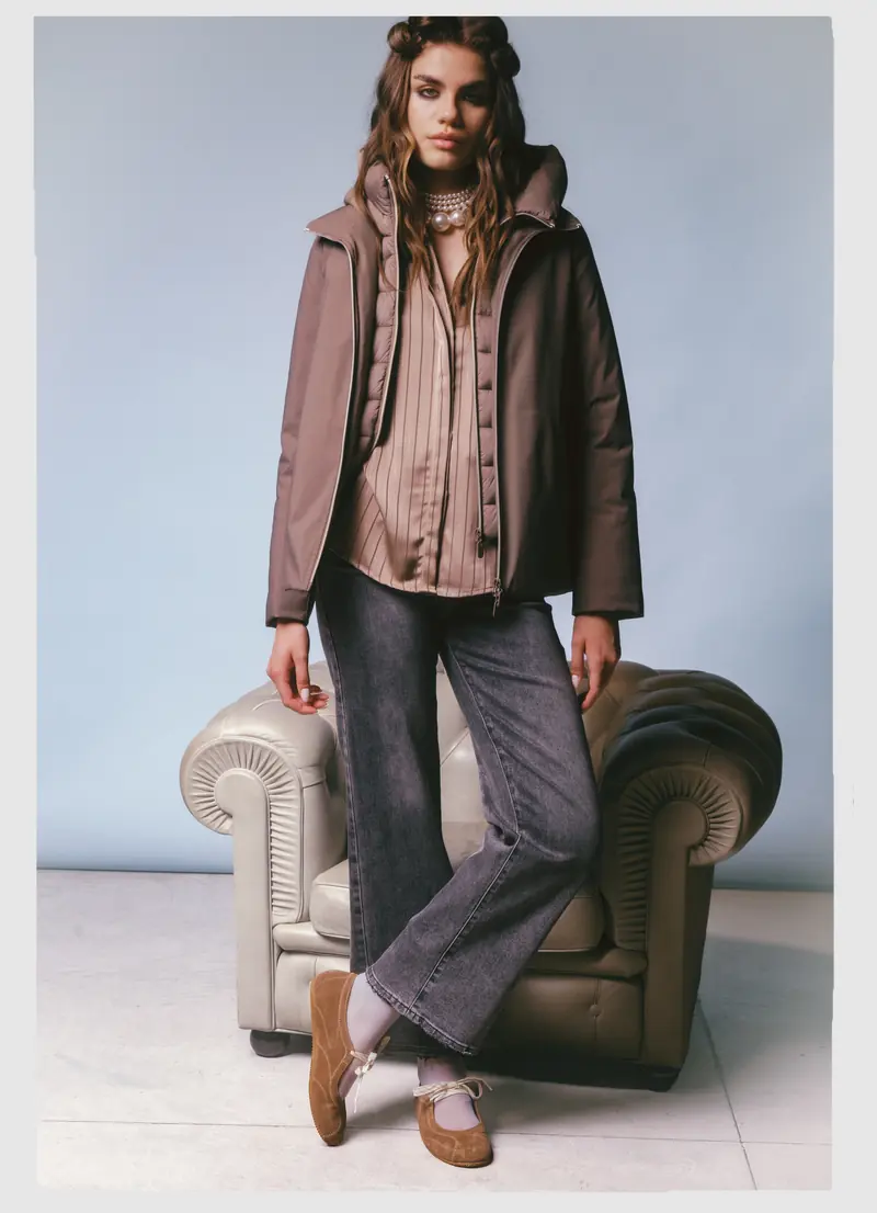 Look L59, Fall Winter 26/27: giaccone rosa antico con cappuccio sulla Chesterfield