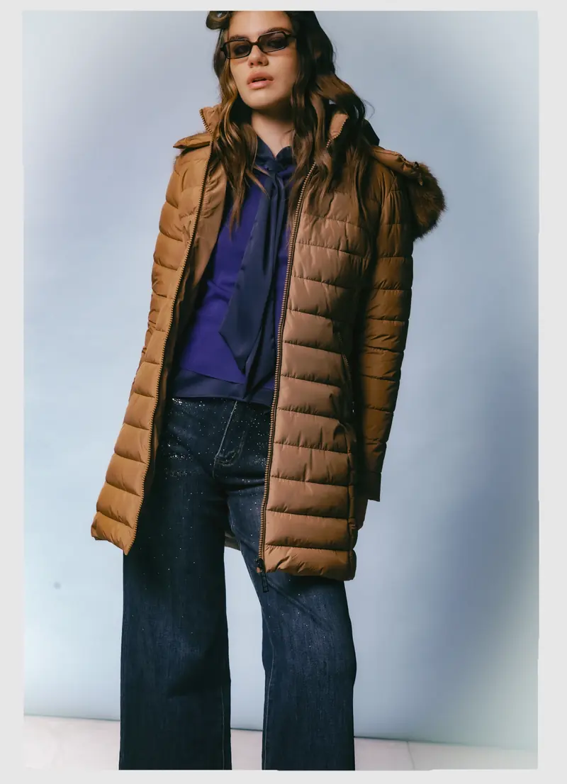 Look L60, Fall Winter 26/27: piumino lungo color cammello e camicia blu