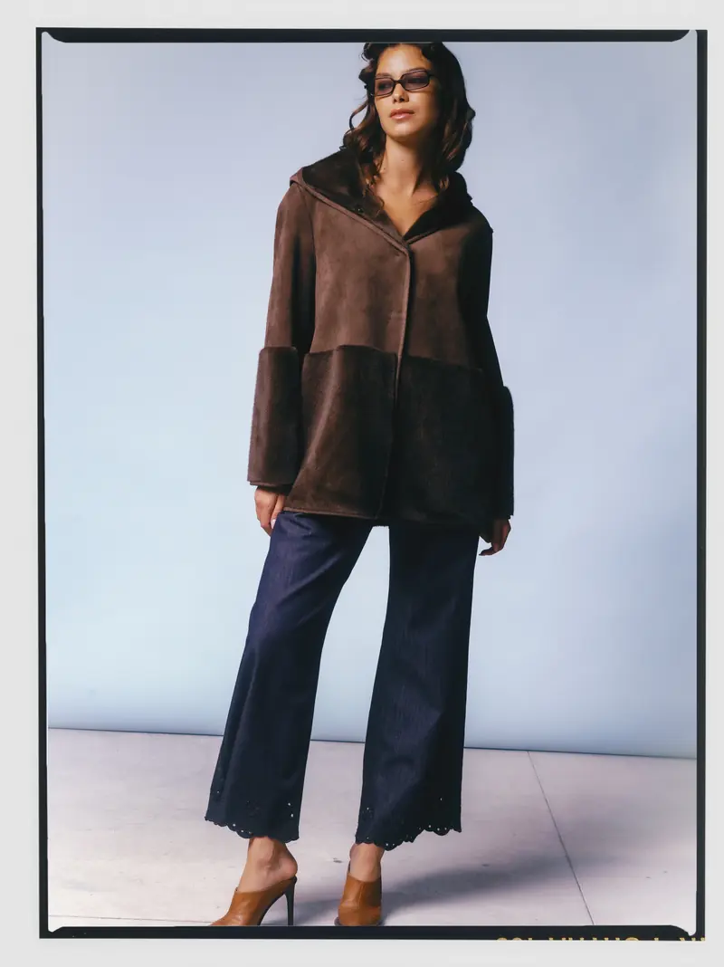 Look L61, Fall Winter 26/27: giaccone marrone in due toni e jeans